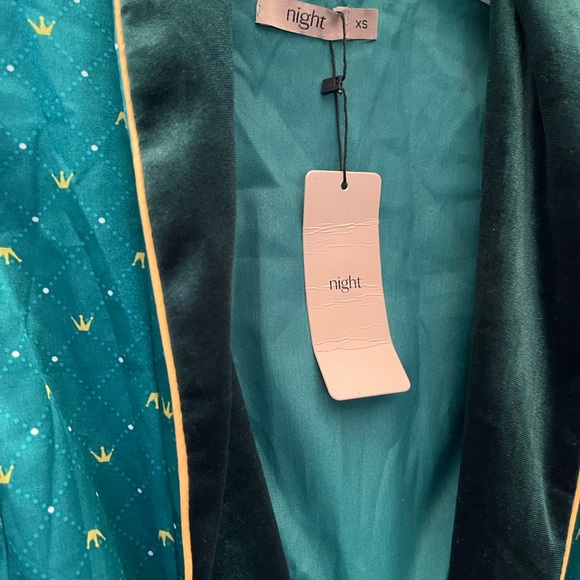 Men’s satin robe in crown print - Picture 4 of 4